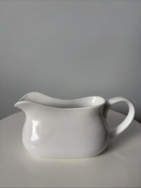 Classic White Porcelain Gravy Boat with Handle